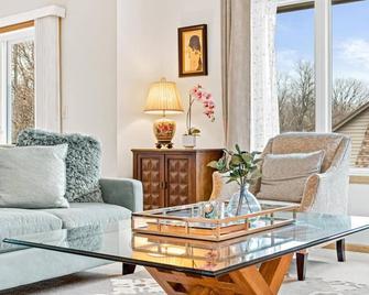 Oak Ridge Estate: Buck Hill Skiing & Snowtubing - Burnsville - Living room