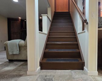 Cozy Modern Basement Apartment Near Suny Fredonia & Lake Erie - Fredonia - Escaleras