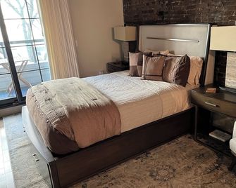 Downtown Suite with Balcony - Syracuse - Bedroom