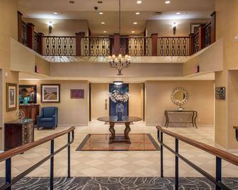 Clarion Collection Hotel Arlington Court Suites - Arlington - Lobby