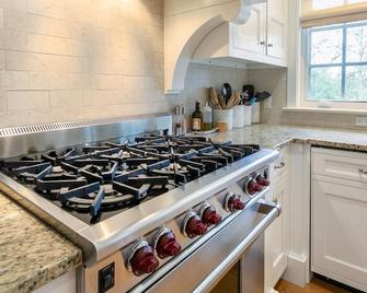 Waterfront Architectural Masterpiece with private dockage available. - Annapolis - Kitchen