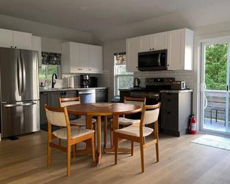Tranquil Cottage Retreat in Prince Edward County - Prince Edward - Kitchen
