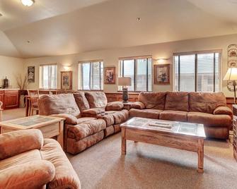 Eagle Fire Lodge & Cabins - Woodland Park - Living room