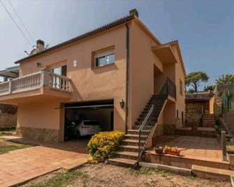 Villa Kala - Avinyonet de Puigventós - Edificio