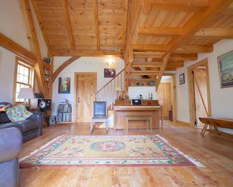 Beautiful Timber Frame Home in the Berkshires /Available for Long Term - Becket - Sala de estar