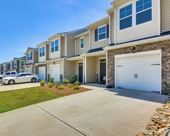 Modern Townhome w/ Private Yard in Kernersville! - Kernersville - Edificio