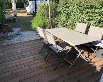 Appartement en rez de Jardin en Bord de mer à Calvi - Calvi - Patio