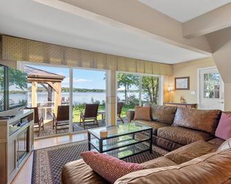 Right On The Water! Private Pier, Excellent Sunsets & Swimming - Cambridge - Sala de estar