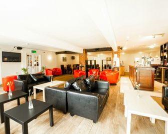 OYO 白馬旅館飯店 - 瑟斯克 - 大廳