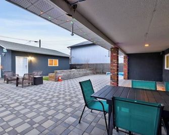 Serene Villa With Pool & Hottub - Kamloops - Patio