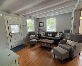 Oak Bluffs Cottage - A Short Walk to the Beach! - Oak Bluffs - Living room