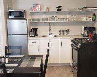 Cozy home on a quiet street minutes to DT Kingston - Kingston - Kitchen