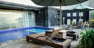 Hotel Puri Ayu - Denpasar - Pool