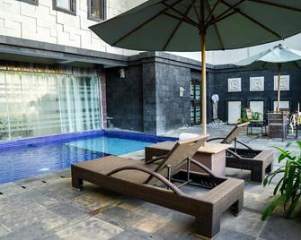 Hotel Puri Ayu - Denpasar - Pool