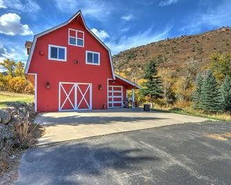 Modern Barn Apartment w/Fireplace & Grill, MTN Views, Near Town, 6 mi. to Skiing - Glenwood Springs - Gebäude