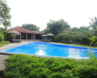 Palm Paradise Cabanas & Villas Beach Resort - Tangalla - Pool
