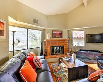 Borrego Springs Condo w/ Private Hot Tub & Views! - Borrego Springs - Living room