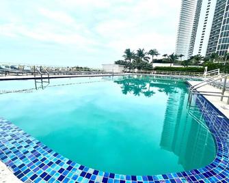 Espectacular Ocean View Studio - Sunny Isles Beach - Piscine