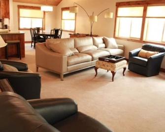 House in the Woods - Sisters - Living room