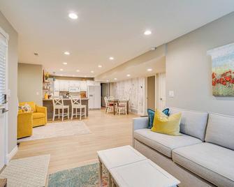 Lovely Remodeled North Salt Lake Apt 7 Mi to Dtwn - North Salt Lake - Living room