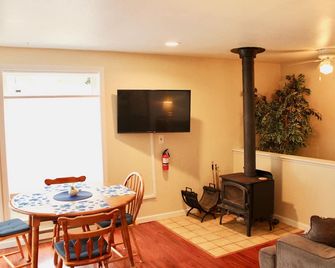 Blueberry Haven - At the Base of Mt. Marathon - Seward - Dining room