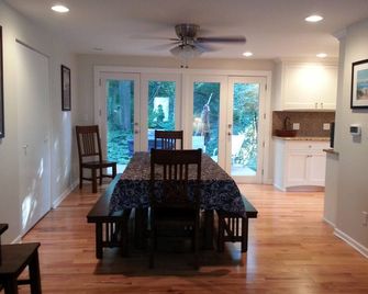 Vintage Lake Michigan Beach Cottage: 4br+loft,3ba-Sleeps 17 - Michigan City - Dining room