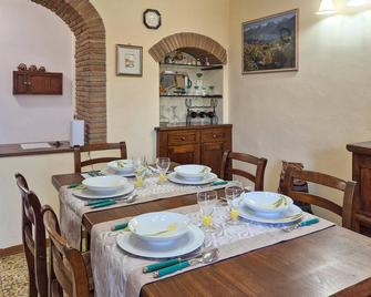 Cozy Apartment In Montenero Dorcia - Montenero d'Orcia - Comedor