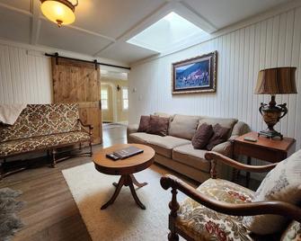 Timeless 100 Year Old Creekside Cabin near Red Rocks. King size bed. - Evergreen - Wohnzimmer
