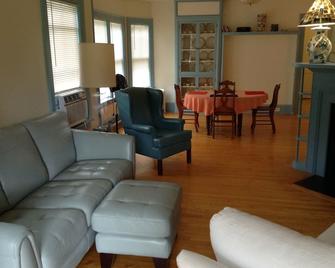 Quiet New England neighborhood - Greenfield, Ma. One guest only, 5 nights max. - Greenfield - Living room