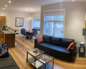 Radium Escape At Eagle Crest Villas - Radium Hot Springs - Living room