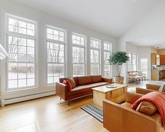 Blissful Wakes - South Burlington - Living room