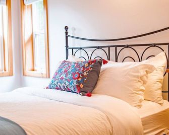 Kingfisher, Waterfront Cabin with Inlet with Mountain Views - Ucluelet - Schlafzimmer