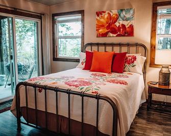 Cute Ozark Mountain Cabin In The Woods: A Quiet Escape Or Adventurous Exploring - Gainesville - Habitación
