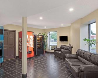 Knights Inn Pine Brook - Pine Brook - Living room
