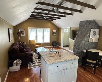 Great Cottage located in the East Utica Albany Hill area. - Utica - Living room