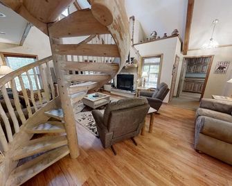 Creekside Cabin - Upper Valley - New Property - Pet Friendly - Red River - Living room