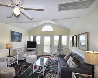 William's Villa: Spacious centrally located condo, cathedral ceilings - Ocracoke - Sala de estar
