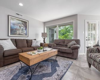 Lake Hamilton Hideaway - Hot Springs - Living room