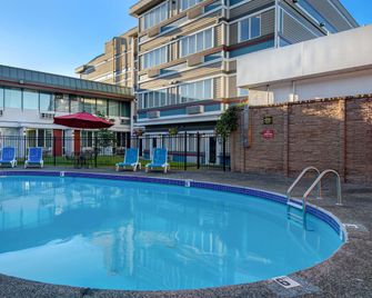 Days Inn by Wyndham Victoria Airport Sidney - Sidney - Pool