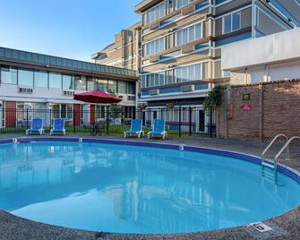 Days Inn by Wyndham Victoria Airport Sidney - סידני - בריכה