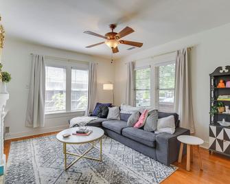 7 Mi to Dtwn Dallas Cozy Home with Yard! - Dallas - Sala de estar