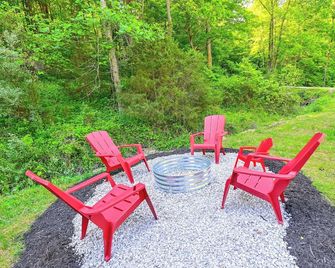 Appalachian Cabin Haven! Gateway to Lake Linville! - Mt Vernon - Patio
