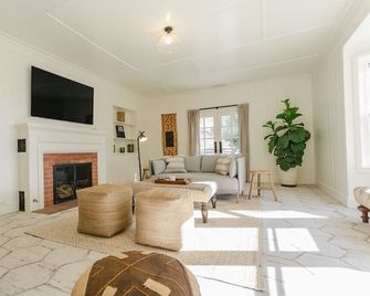 Santa Ynez Wine Country Farm House - Santa Ynez - Living room