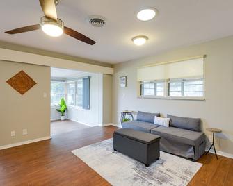 Lakefront Keystone Heights Home with Boat Dock! - Keystone Heights - Living room