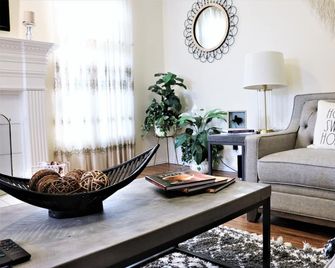 Family Friendly Home Convenient to everything! - Plano - Living room