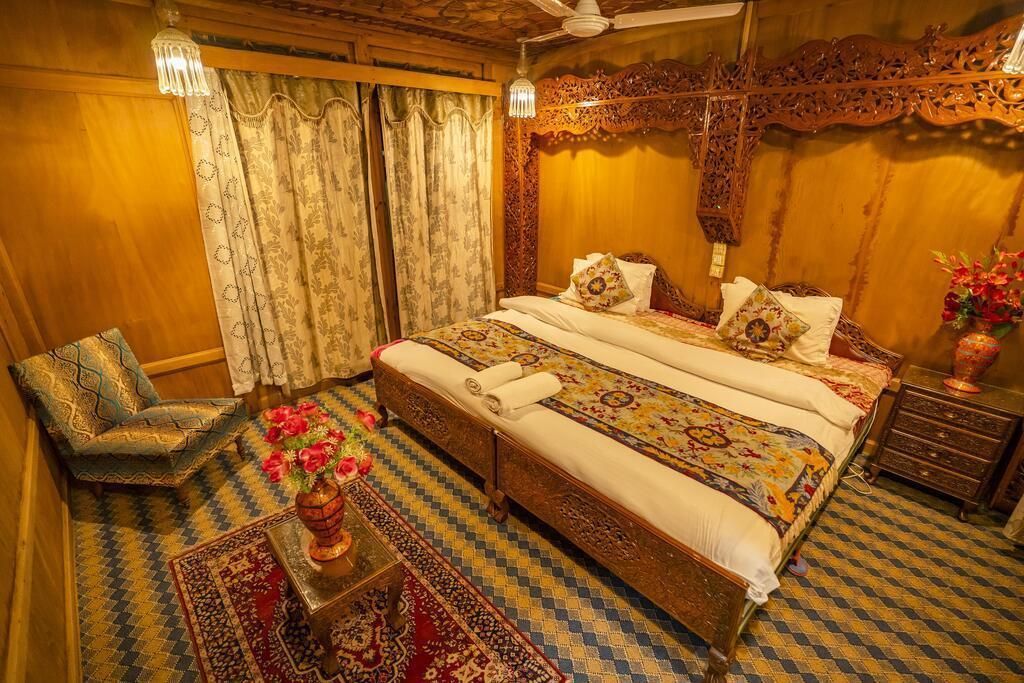 Houseboat Altaf and transportation - Srinagar - Bedroom