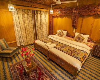 Houseboat Altaf and transportation - Srinagar - Bedroom