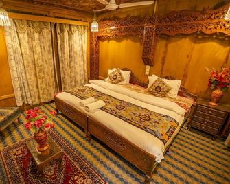 Houseboat Altaf and transportation - Srinagar - Bedroom