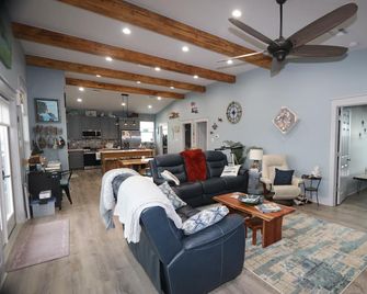A-Bear's Waterfront with pier and boat access. Coastal Realty Group - Grand Isle - Sala de estar