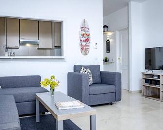 LL- Cozy apartment just next to the beach - Estepona - Living room